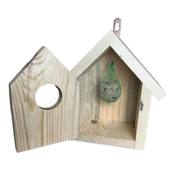 Kép 2/3 - Zárt fa madáretető házikó natúr fenyő 23×12×24 cm